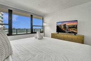 Room - Spacious 2BR Resort-Style Apartment with Ocean Views 504 (Miami Beach)