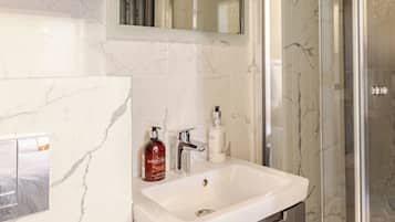 Douche, sèche-cheveux, serviettes fournies, savon