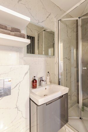 Bathroom - Two bedroom flat in central Oxford, 5 minutes' walk to Christ Church (Oxford)