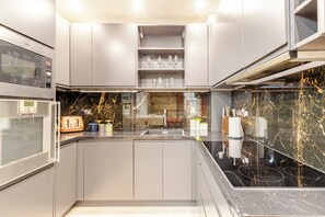 Private kitchen - Two bedroom flat in central Oxford, 5 minutes' walk to Christ Church (Oxford)