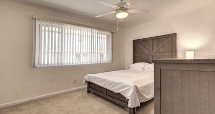 Walkable Old Town 2BD 2BA Retreat Camelback Views Pools BBQs