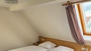 Iron/ironing board, WiFi, bed sheets - Galand Guesthouse (Esslingen am Neckar)