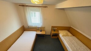 Iron/ironing board, WiFi, bed sheets - Galand Guesthouse (Esslingen am Neckar)