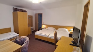 Iron/ironing board, WiFi, bed sheets - Galand Guesthouse (Esslingen am Neckar)