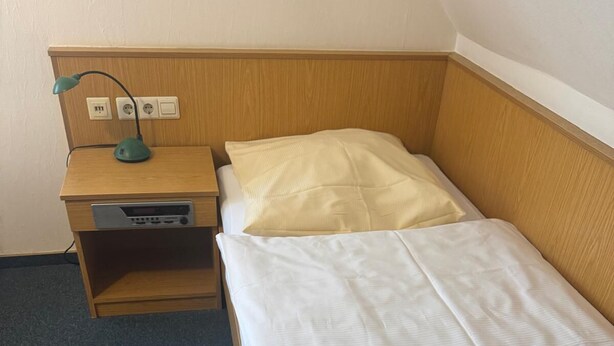 Iron/ironing board, WiFi, bed sheets - Galand Guesthouse (Esslingen am Neckar)