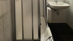 Shower, hair dryer, towels, soap - Galand Guesthouse (Esslingen am Neckar)