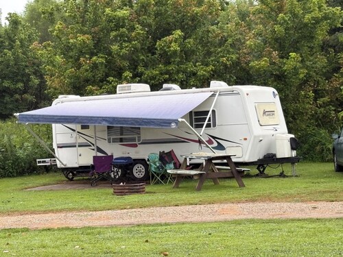 1-bedroom campground in lovely Dixon with refreshing AC on the Gasconade River