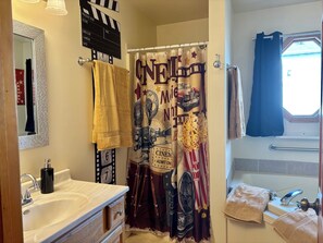 Jetted bath, hair dryer, towels, soap - Hollywood Movie Themed Theatre 2-bedroom King Bed near Starved Rock in Ottawa (Ottawa)