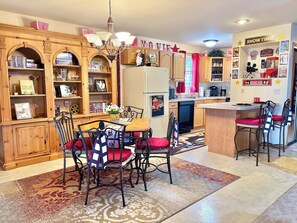 Dining - Hollywood Movie Themed Theatre 2-bedroom King Bed near Starved Rock in Ottawa (Ottawa)