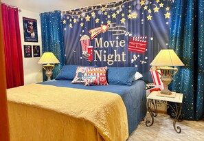 2 bedrooms, iron/ironing board, free WiFi, bed sheets - Hollywood Movie Themed Theatre 2-bedroom King Bed near Starved Rock in Ottawa (Ottawa)