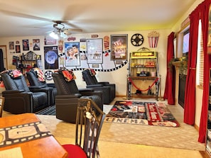 Lobby - Hollywood Movie Themed Theatre 2-bedroom King Bed near Starved Rock in Ottawa (Ottawa)