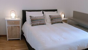 A bedroom with a bed, two bedside tables, and a nightstand with a drawer. - Designer Apart •High Floor Fast WiFi, Sagrada (Barcelona)