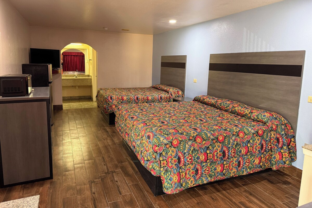 Classic Quadruple Room | Desk, free WiFi