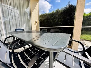 A metal table with chairs on an outdoor patio. - Tuscan Hills 5BR Villa | Private Pool & Spa (Davenport)