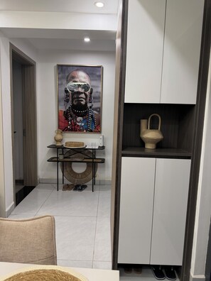 Ein modernes Interieur mit Essbereich, Wandkunst und einer eingebauten Schranke mit Ablagefläche.