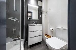 Bathroom - 3 Bedroom • Rooftop • Fast WiFi • Central Barcelona (Barcelona)