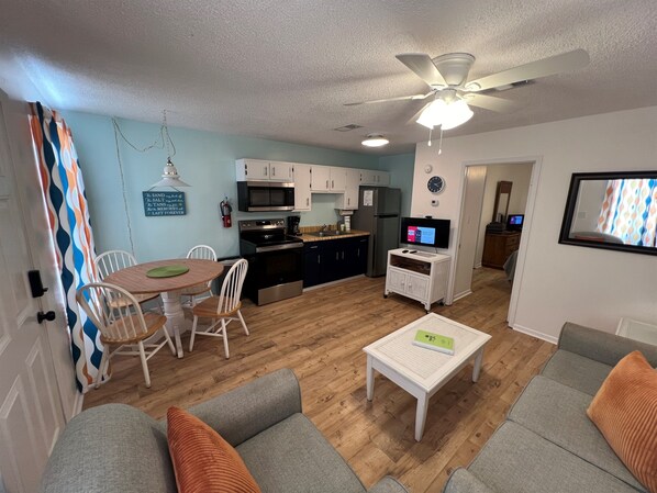 Living area - Welcome to Paradise Isle! (Gulf Shores)