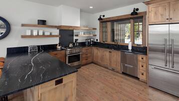 Coffee/tea maker, fridge, microwave, stovetop