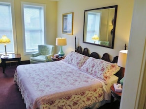 In-room safe, iron/ironing board, WiFi (free) - Madison Manor Stay (Toronto)