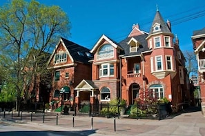 Exterior - Madison Manor Stay (Toronto)