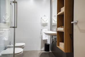 Bathroom - Nomad friendly • A/C • Fast WIFI • Rooftop• Center (Barcelona)