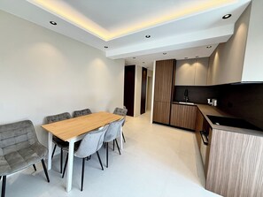 Dining - Golfe-Juan - Sleeps 4 - Air Conditioning and Wi-Fi (Vallauris)
