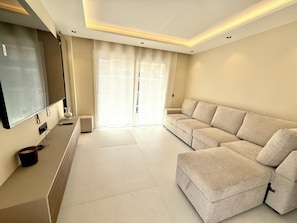 Living area - Golfe-Juan - Sleeps 4 - Air Conditioning and Wi-Fi (Vallauris)
