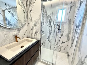 Bathroom - Golfe-Juan - Sleeps 4 - Air Conditioning and Wi-Fi (Vallauris)