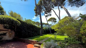 A landscaped garden with a paved walkway, various plants, and trees. - Cap d'Antibes, view of La Garoupe beach – Sleeps 8 – Garden and terrace (Antibes)