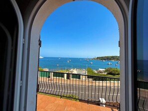 A balcony with a view of the sea, boats, and a distant island. - Cap d'Antibes, view of La Garoupe beach – Sleeps 8 – Garden and terrace (Antibes)