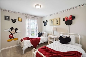 5 bedrooms, free WiFi, bed sheets - 15 Minutes to Disney! 5BR Private Pool & Disney Themed Rooms, Gated Community (Davenport)