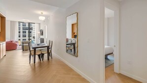 Un apartamento moderno con comedor, cocina y sala de estar.