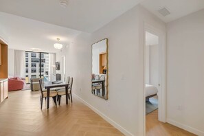 Eine moderne Wohnung mit Essbereich, Küche und Wohnraum.