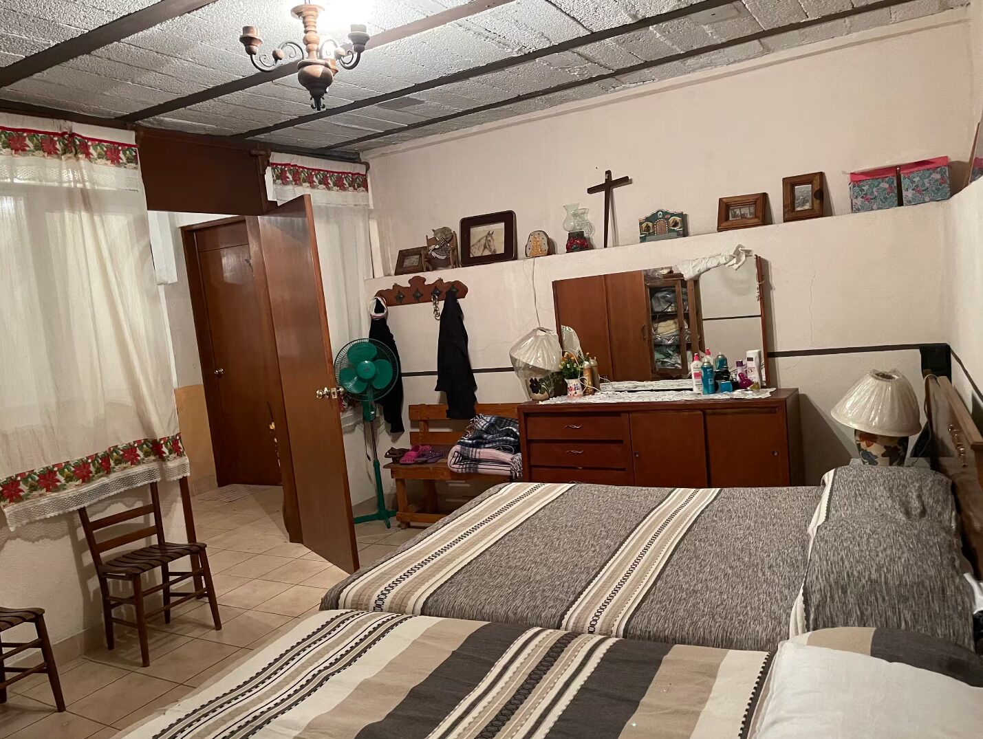 Een strijkplank/strijkijzer, wifi, beddengoed