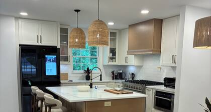 Across from Wills Park, Walk to Alpharetta Square or Wellstar Hospital!
