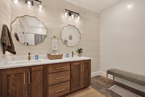 Hair dryer, towels, soap, toilet paper - Idaho Retreat/2 Kings & Hot Tub (Saint Anthony)