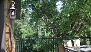 Outdoor dining - Cedar Cabin 3 (Caledonia)