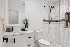 Douche, serviettes fournies, savon, papier toilette