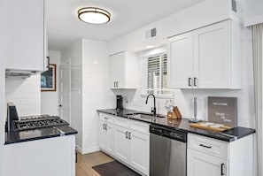 Private kitchen - Spacious 4-bedroom home in South Austin with a private enclosed backyard space (Austin)
