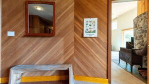 Eine Holzwand mit einem Spiegel und einem Kalender.