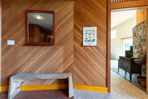 Eine Holzwand mit einem Spiegel und einem Kalender.