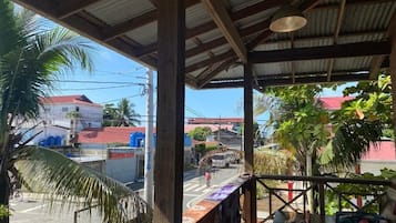 Un espacio al aire libre techado con vista a una calle y edificios.