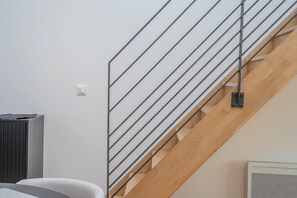 A modern staircase with a wooden finish and metal railings. - La pépite : écrin historique au bord de l'eau (Quimper)