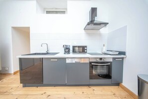 Eine moderne Küche mit eingebautem Geschirrspüler, Backofen und Mikrowelle.