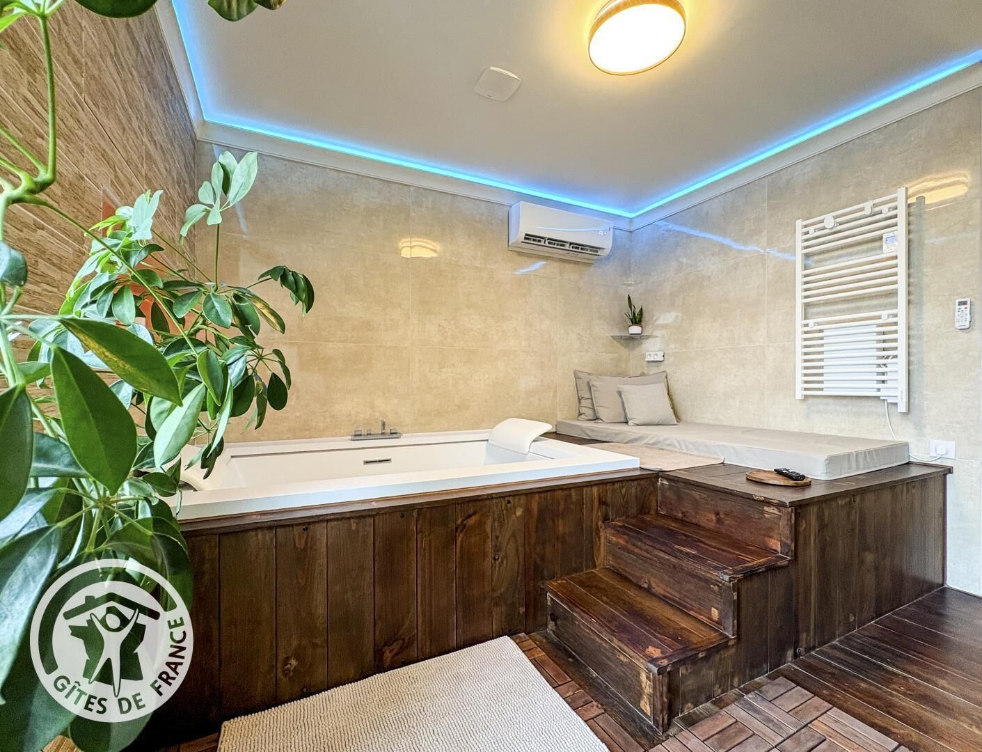 Een moderne badkamer met een houten wastafelmeubel, een bad en een douchehoek.