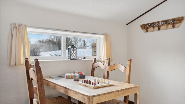A room with a wooden table, chess set, and a BINGO box. - Stunning apartment in Ringkøbing with WiFi (Ringkøbing)