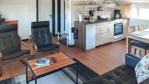 A compact living space with a kitchenette, a dining area, and seating. - Cozy home in Ringkøbing with WiFi (Ringkøbing)