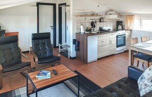 A compact living space with a kitchenette, a dining area, and seating. - Cozy home in Ringkøbing with WiFi (Ringkøbing)