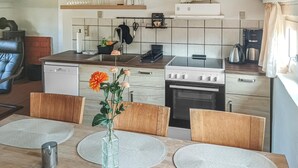 Coffee/tea maker, fridge, microwave, oven - Cozy home in Ringkøbing with WiFi (Ringkøbing)