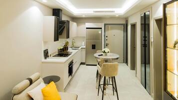 Um interior moderno com sofá, sala de jantar e cozinha.
